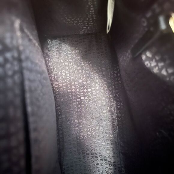 Kate Spade Black and Cream Shoulder Bag with Modern Elegance - Picture 8 of 16